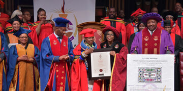 UGqirha Esther Mahlangu Uthweswe Isidanga Sokuqala Sokuqhayisa Ngegazi LobuGcisa beMathematika